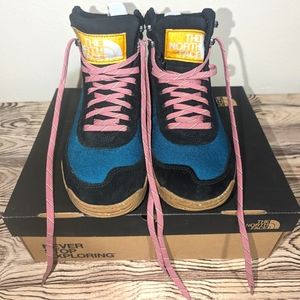 Like new condition! The North Face Back-To-Berkeley III Waterproof Boots